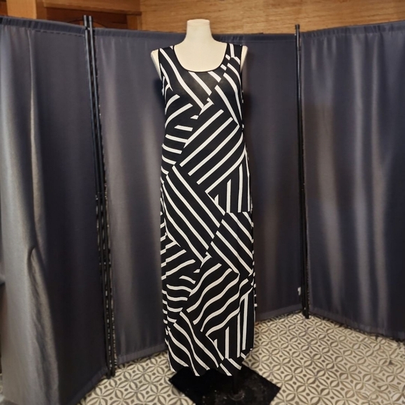 Black and White Striped Maxi Dress - Picture 4 of 4